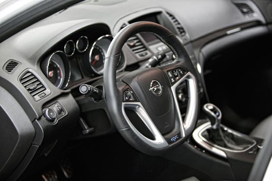  Opel Insignia OPC by Romeo Ferraris 2011 года  (фото 2 из 5)